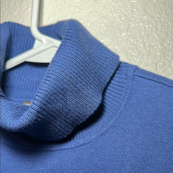 Chico's Silk Blend Sleeveless Blue Turtleneck Top 2 - Picture 5 of 8
